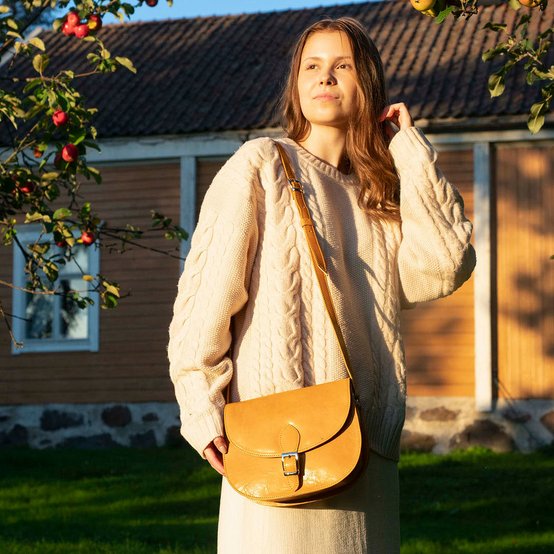 utua-olkalaukut-keltainen-visby-omenapuun-alla