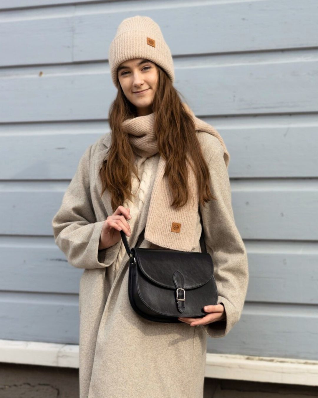 utua-visby-kasviparkittu-olkalaukku-crossbody-musta