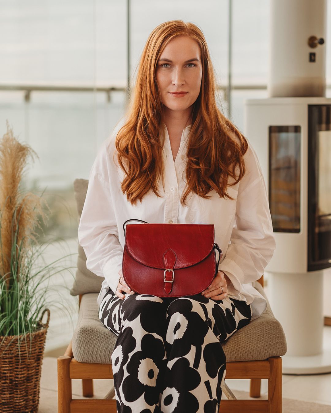 utua-visby-kasviparkittu-olkalaukku-crossbody-punainen-sylissa